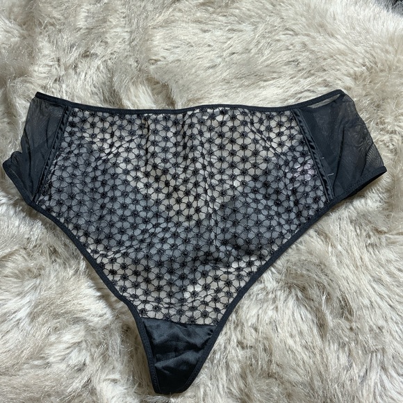 Victoria's Secret Black and White Geometric Bra Set - Picture 6 of 8